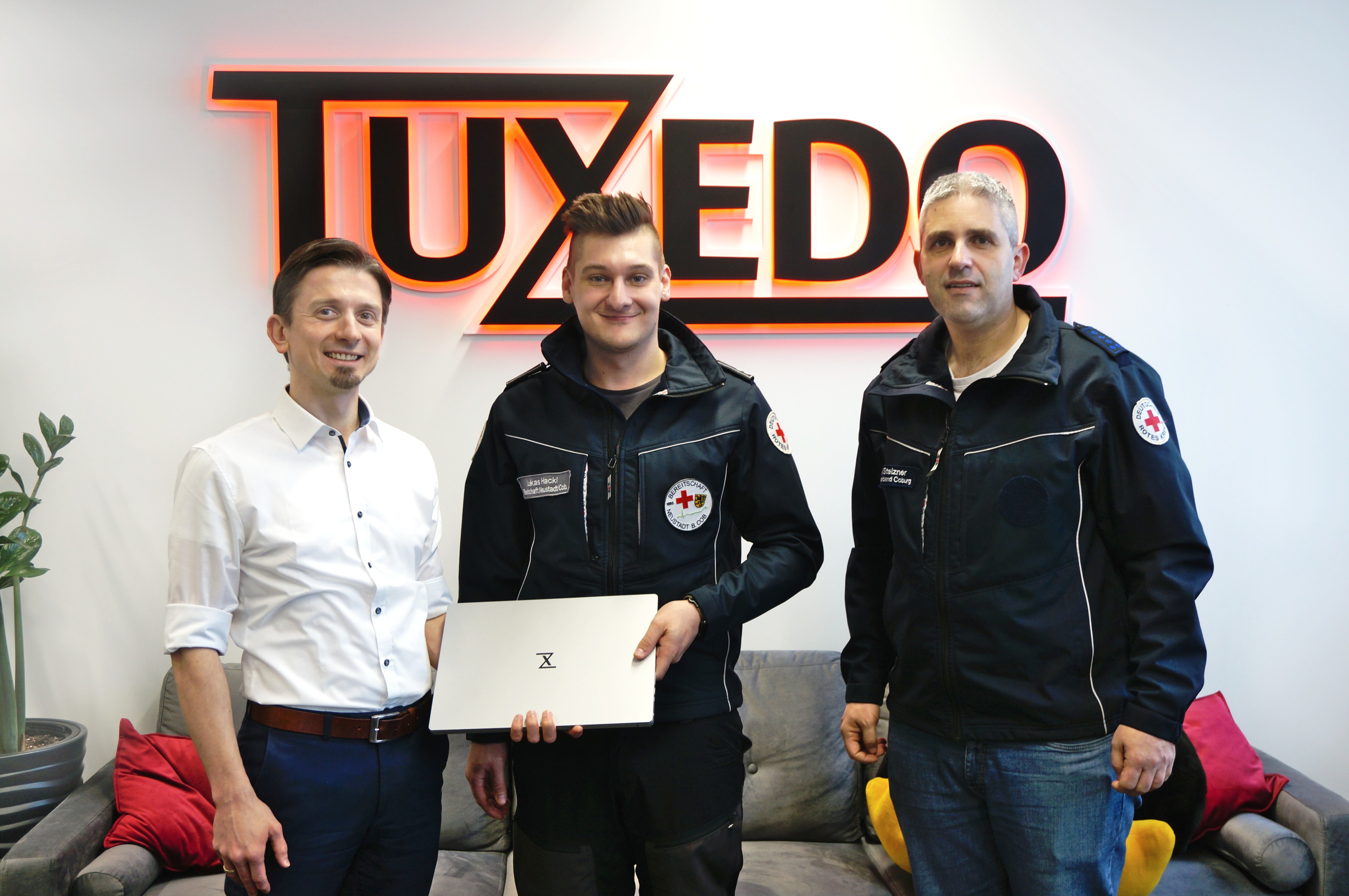 from left to right: Hebert Feiler (TUXEDO) and Lukas Hackl and Michael Stelzner from the Bavarian Red Cross of the City of Coburg. 