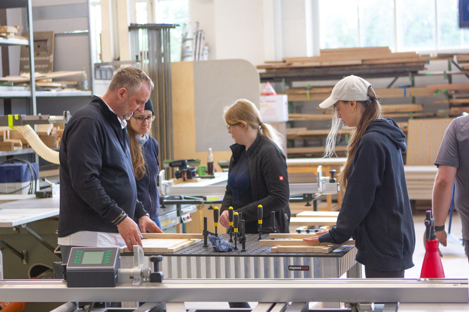 Traditionell von Hand oder präzise auf der CNC-Fräse gefertigt – hier entstehen Möbel, Snow- oder Skateboards, Instrumente und mehr aus Holzwerkstoffen.